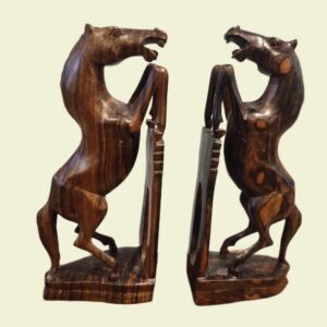 Naoorlogse koloniale ambacht - Twee handgesneden houten paarden – vintage boekensteunen (ca 1950)